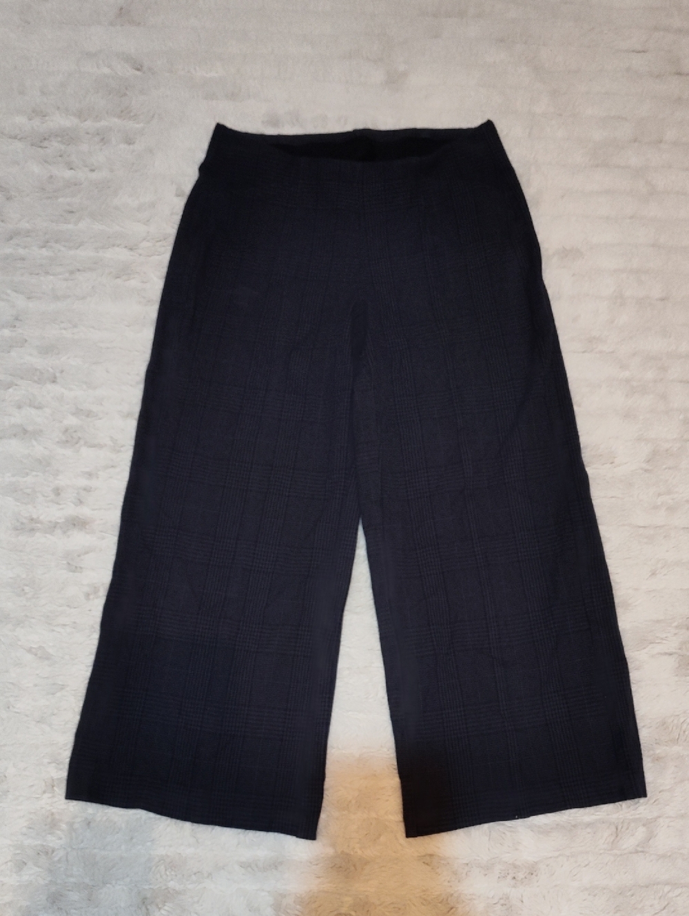 Old Navy Black Wide-Leg Cropped Pants (Minor Bleach Stain)